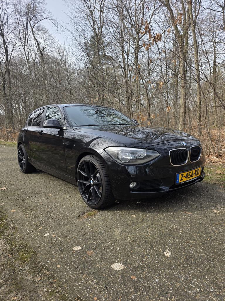 BMW 1-Serie 116I 100KW 5DR 2011 Zwart, Auto's, BMW, 1-Serie, 4 cilinders, Zwart, 1200 kg