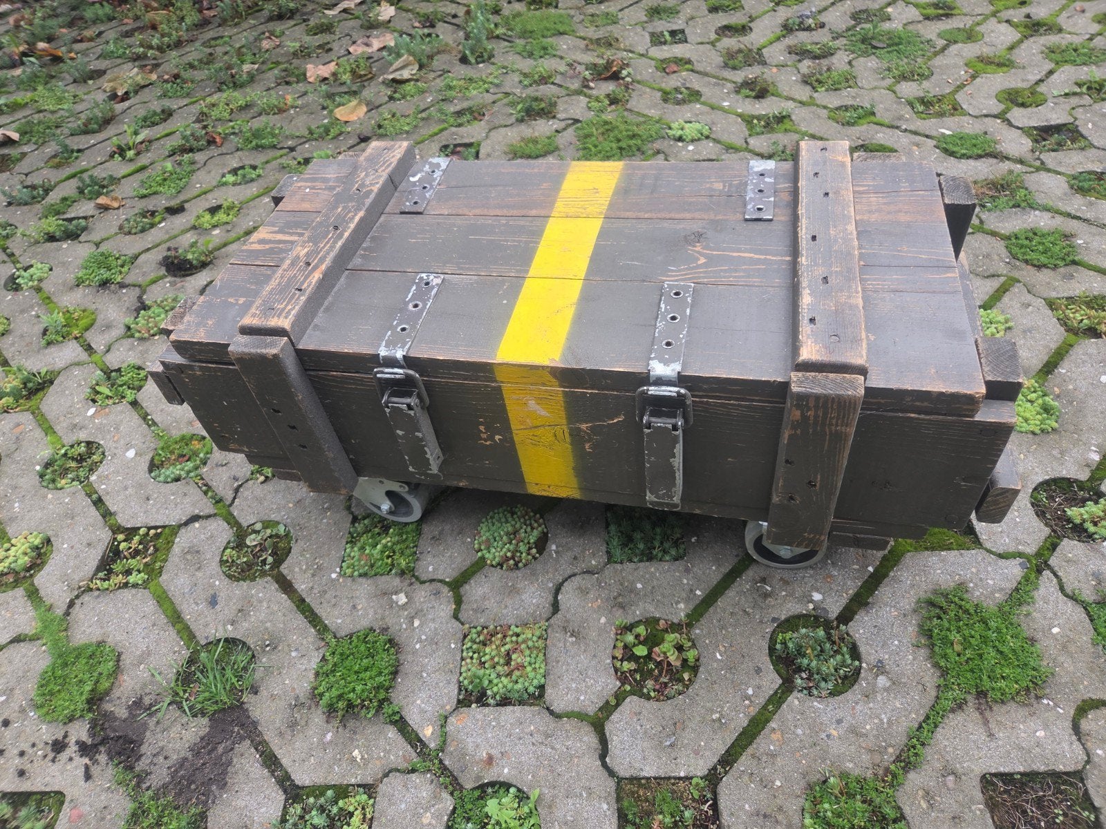 Originele Leger Munitiekist op Zwenkwieltjes, Ophalen