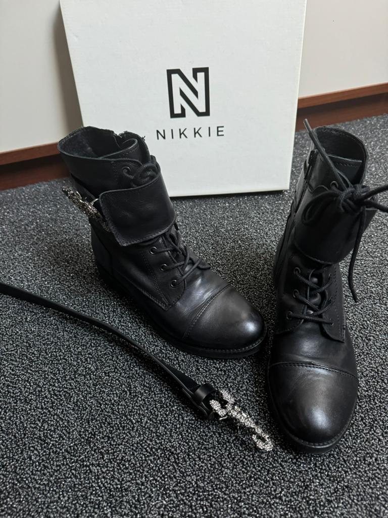 Zwarte Nikkie set laarzen maat 37 + riem + sweater maat 38, Kleding | Dames, Schoenen, Zwart, Lage of Enkellaarzen, Ophalen of Verzenden