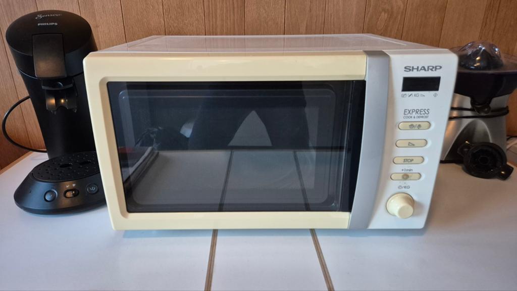 Sharp Express Magnetron - Compact en Functioneel, Ophalen of Verzenden, Draaiplateau, Magnetron, Zo goed als nieuw