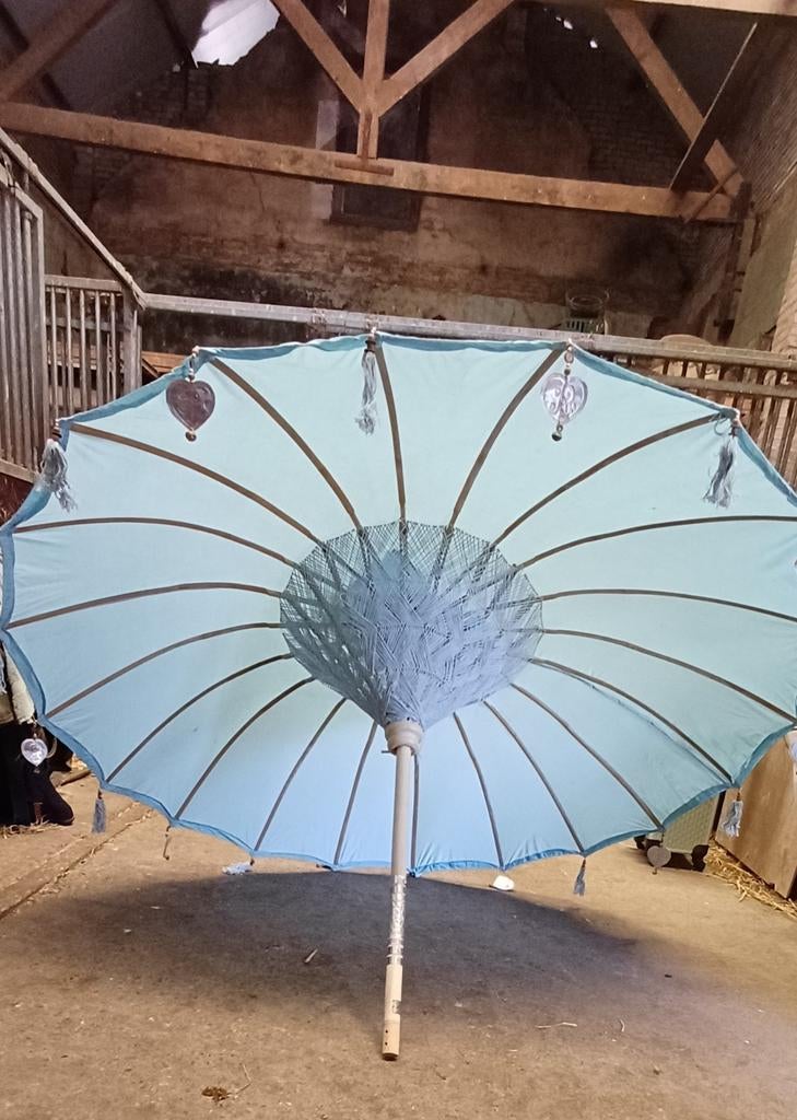 Riviera Maison parasol - Lichtblauw met decoratieve kwastjes, Tuin en Terras, Ophalen, Gebruikt, 2 tot 3 meter, Stokparasol