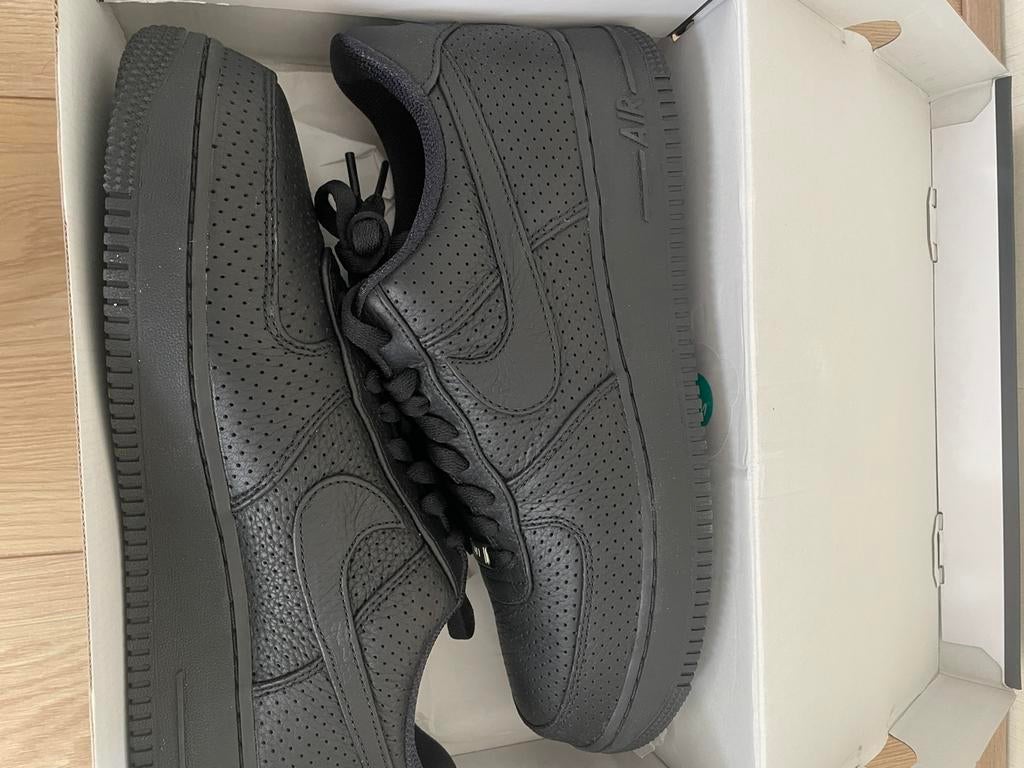 Nike Air Force 1 Low SP Triple Black Perforated maat 45,5, Kleding | Heren, Schoenen, Ophalen of Verzenden, Nieuw, Zwart, Sneakers of Gympen