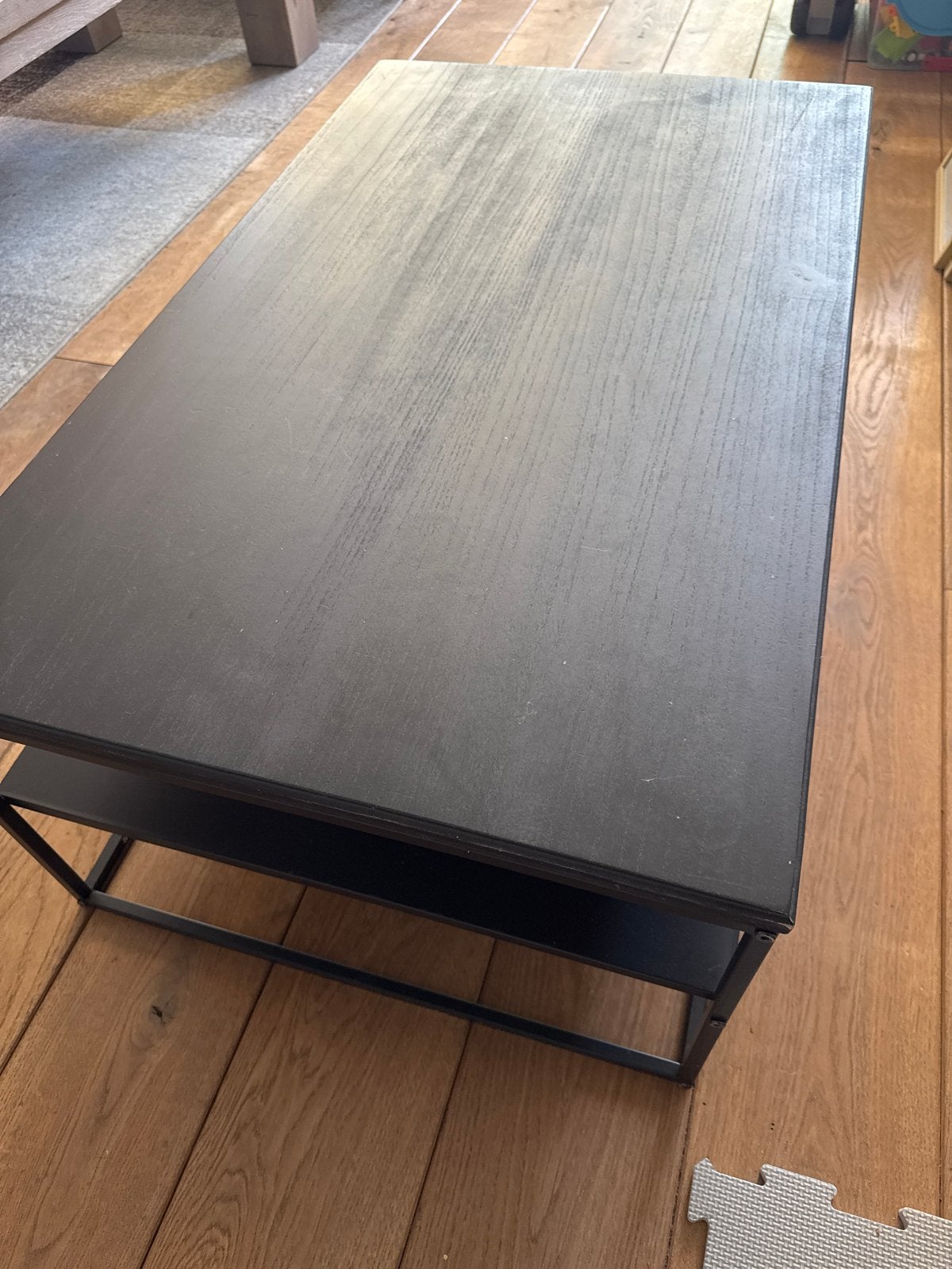 Zwarte salontafel met opbergplank, Huis en Inrichting, Ophalen, Gebruikt, 100 tot 150 cm, 50 tot 100 cm