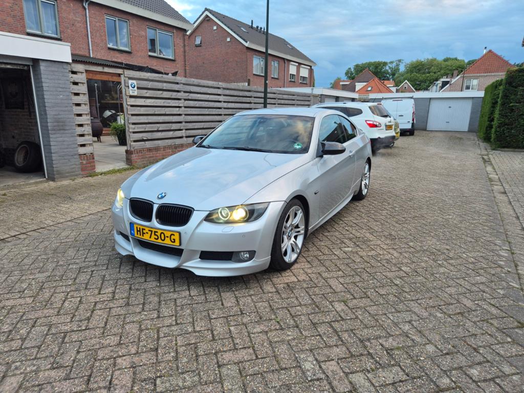 BMW e92 325i 2007 Zilver met handbak!!, Auto's, 745 kg, Achterwielaandrijving, Zwart, 2497 cc