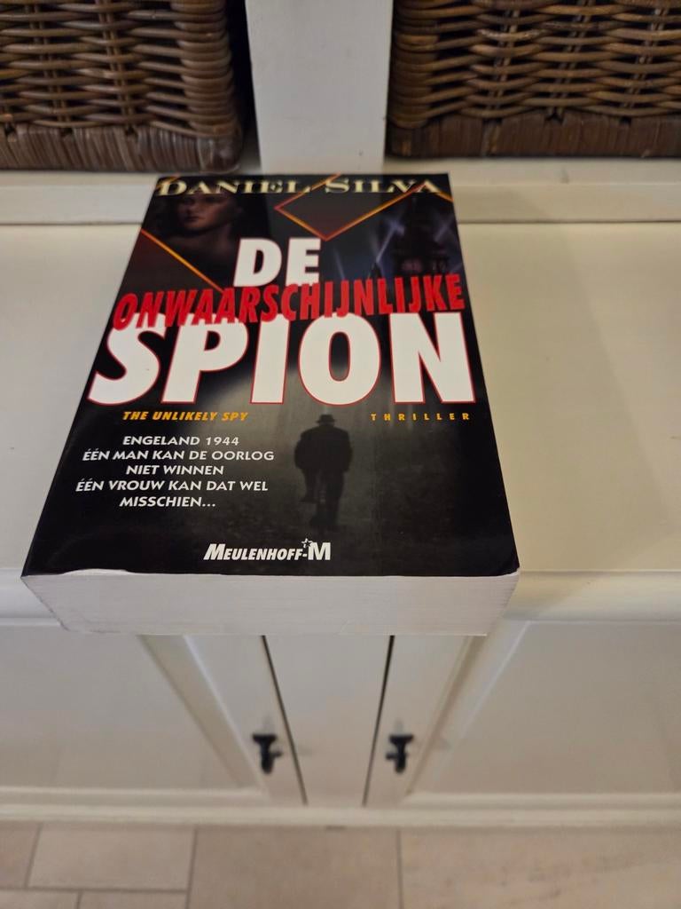 Daniel Silva - De onwaarschijnlijke spion, Ophalen of Verzenden, Gelezen