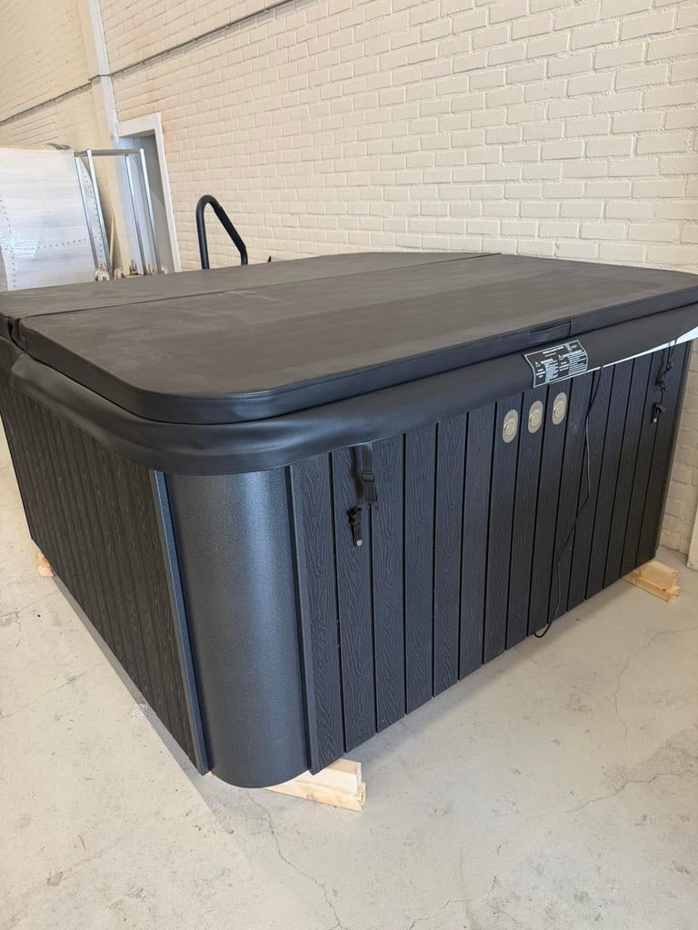 220cm x220cm hottub nieuw houtgestookt €5250, Ophalen of Verzenden, Zo goed als nieuw, Trap