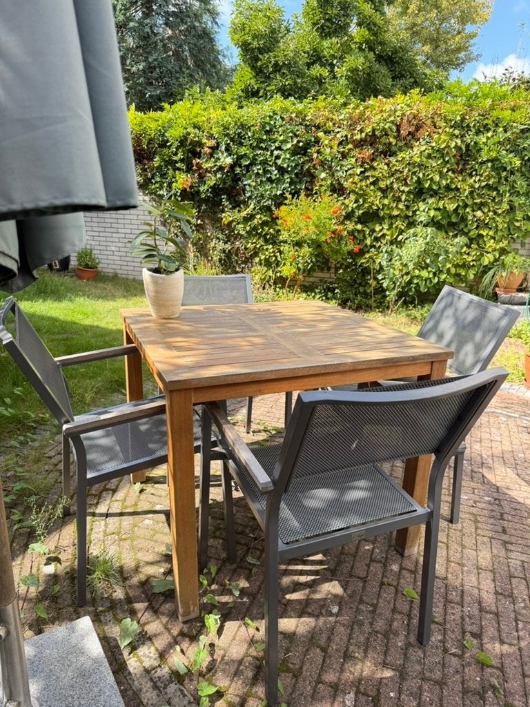 Eettafel van teakhout met 4 stapelbare dining tuinstoelen, Ophalen, Gebruikt, Vierkant, Vier personen