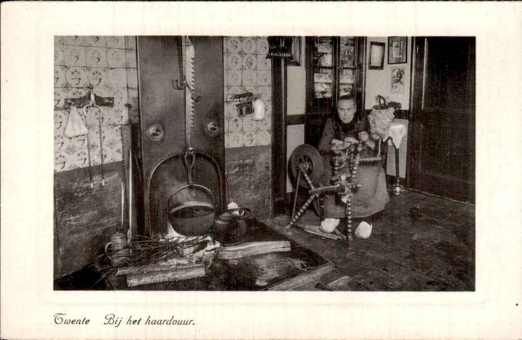 Twente - Spinnewiel - Bij het haardvuur, Verzamelen, Ansichtkaarten | Nederland, Ongelopen, Overijssel, 1920 tot 1940, Ophalen of Verzenden