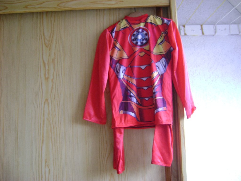 2 del rood marvel pak broek en shirt mt 110, Kinderen en Baby's, Carnavalskleding en Verkleedspullen, Ophalen of Verzenden, Zo goed als nieuw