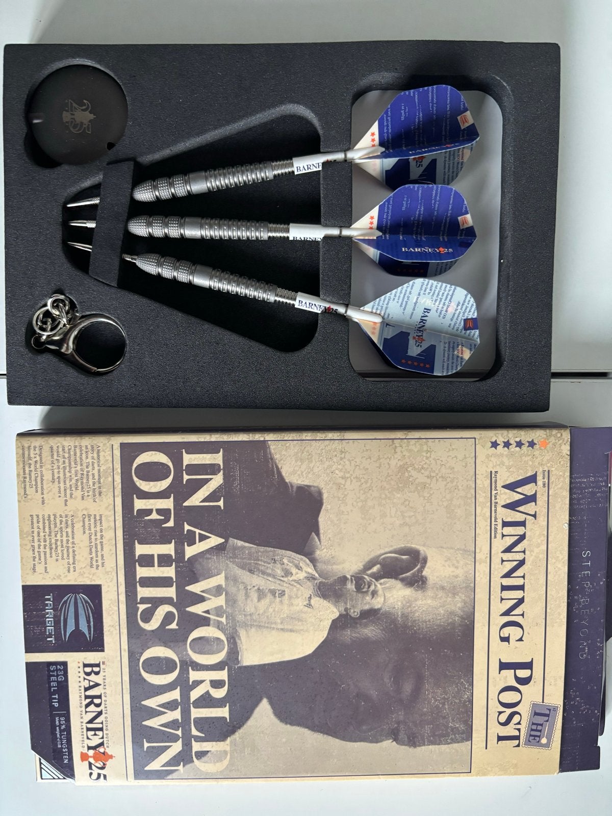 Target Barney 25 Raymond van Barneveld Darts - 23g Steel Tip, Verzenden, Zo goed als nieuw, Pijlen