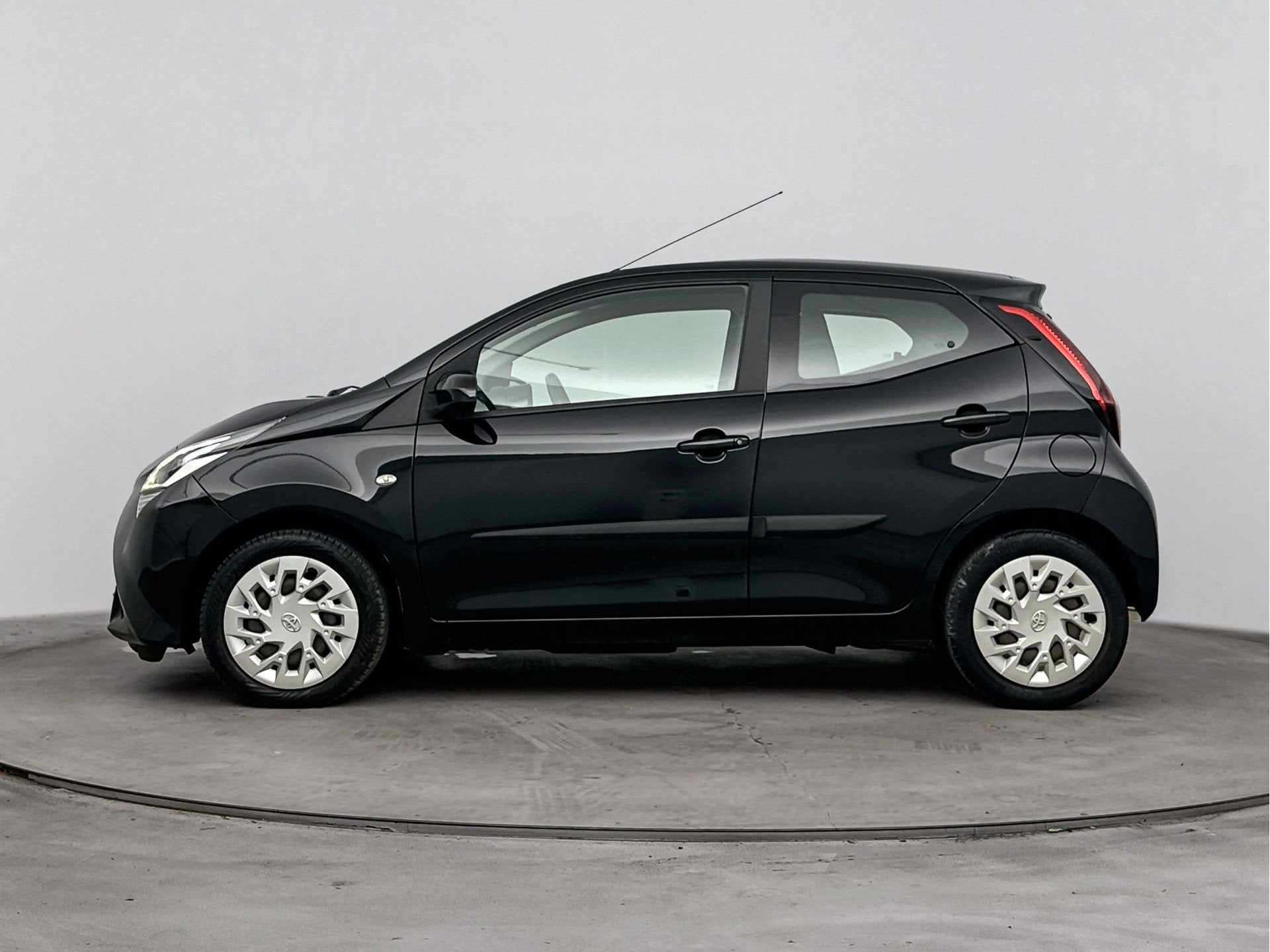 Toyota Aygo 1.0 VVT-i x-play | Dealer onderhouden | Bluetoot, Auto's, Voorwielaandrijving, Stof, Gebruikt, 4 stoelen