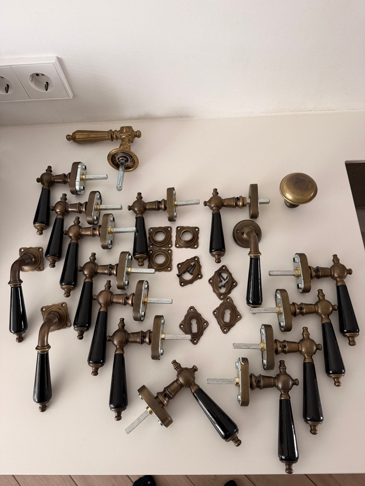Antieke deurklinken beslag massief Messing en zwart keramiek, Doe-het-zelf en Verbouw, Ophalen of Verzenden, Gebruikt, Koper of Messing