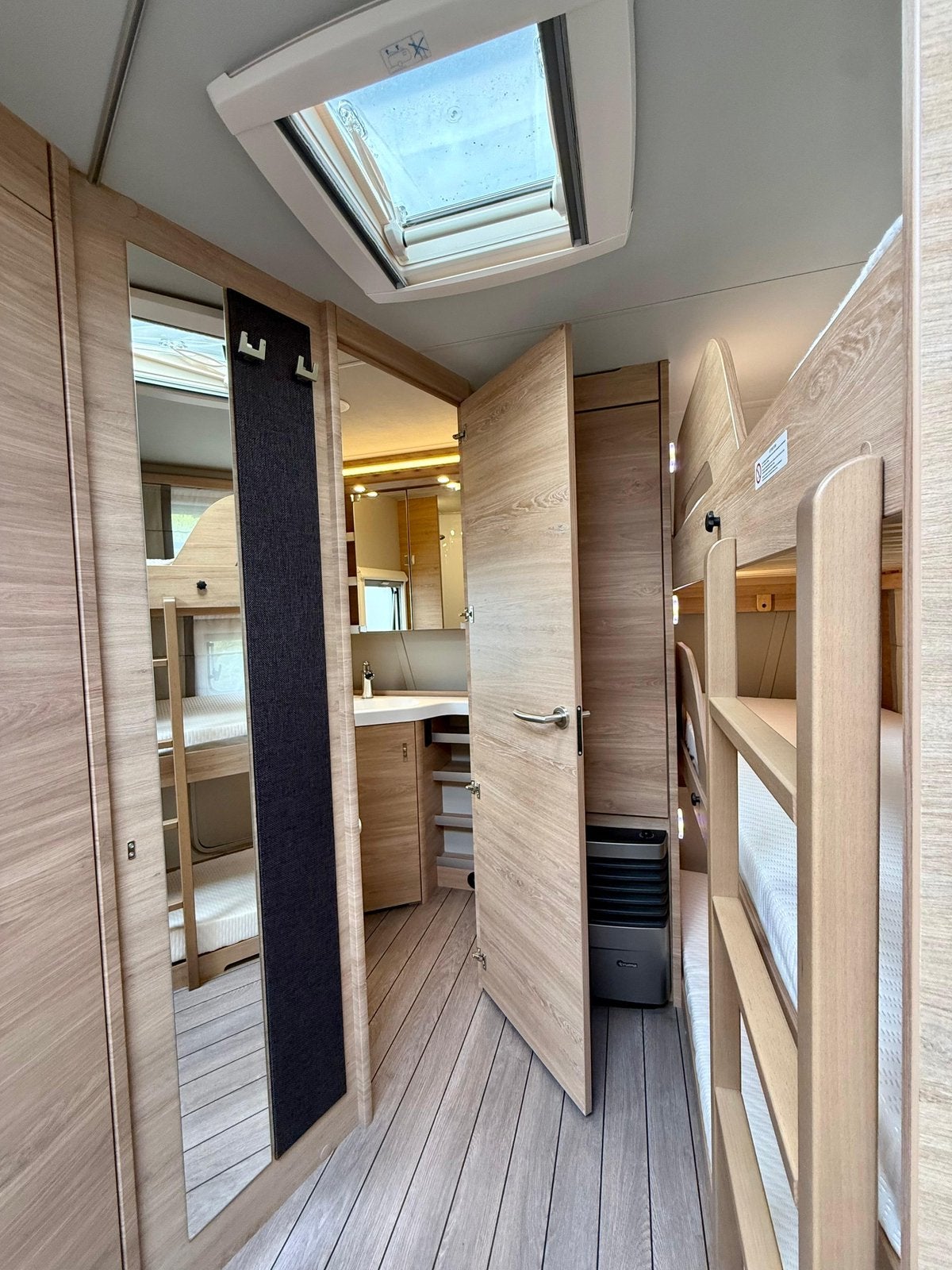 Foto 7 van Knaus Sudwind 580 QS | 3-Pers Stapelbed,Mover,Airco,Voortent
