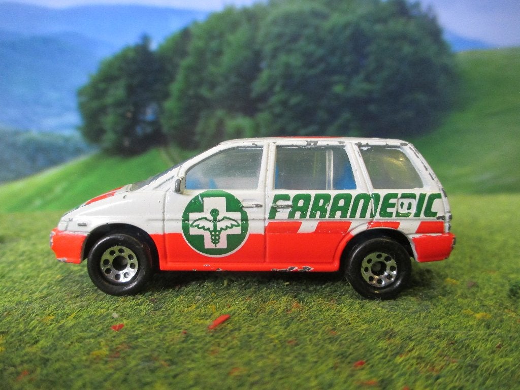 1:59 Nissan Prairie Matchbox MB21 China Paramedic ambulance, Ophalen of Verzenden, Gebruikt, Auto