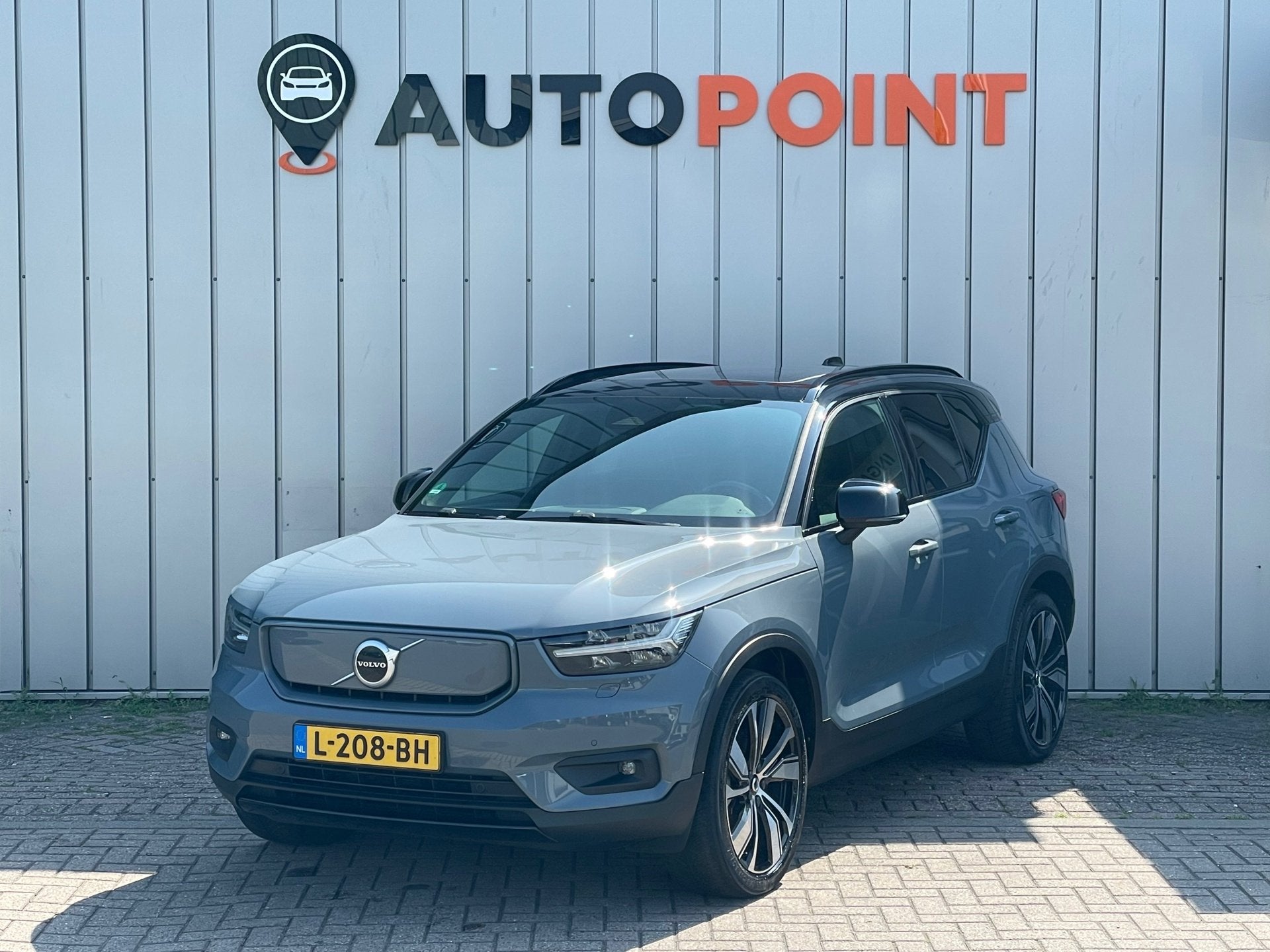 Volvo XC40 Recharge P8 AWD R-Design TREKHAAK|PANO|BLINDSPOT|, Auto's, Volvo, Gebruikt, Zwart, Vierwielaandrijving, 408 pk