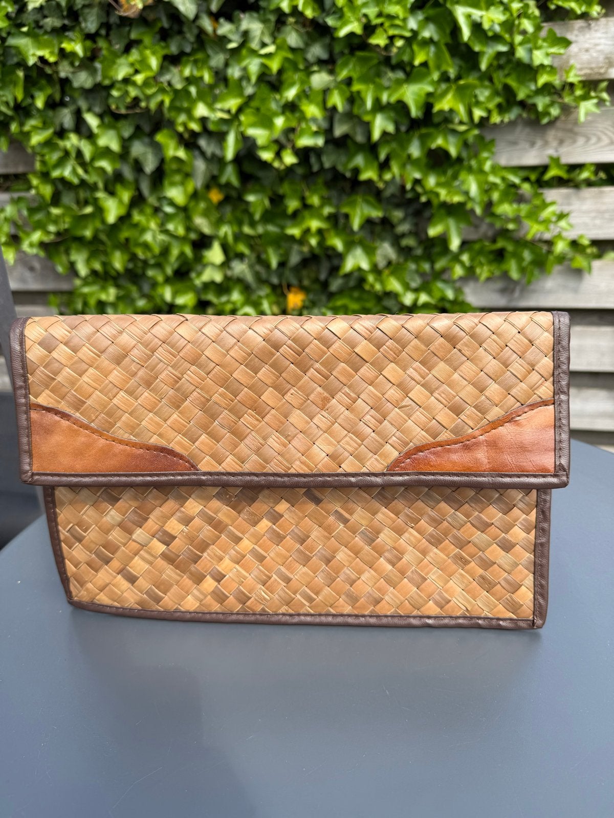 Vintage rieten clutch / avondtasje met leren details, Ophalen of Verzenden, Gebruikt, Bruin, Avondtasje