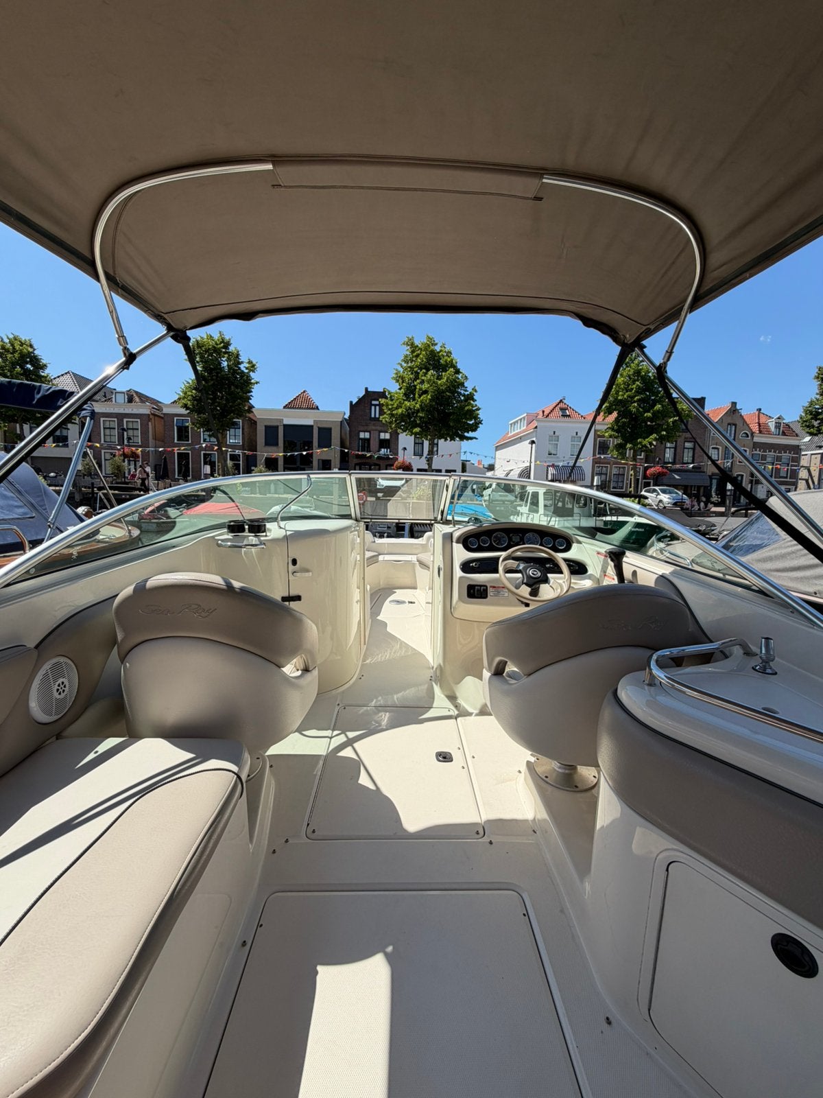 Sea Ray Sundeck 240 | Mercury 5.0 MPI V8 | Zeer nette staat, Ophalen, Binnenboordmotor, Zo goed als nieuw, Sea Ray