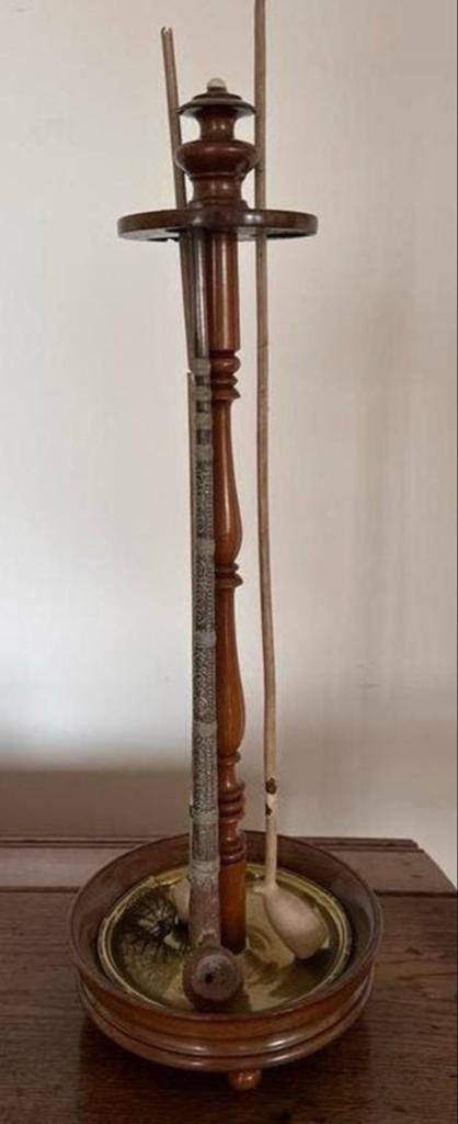 Antiek pijpenrek met 3 pijpen, hout en koper, 54 cm hoog, Ophalen