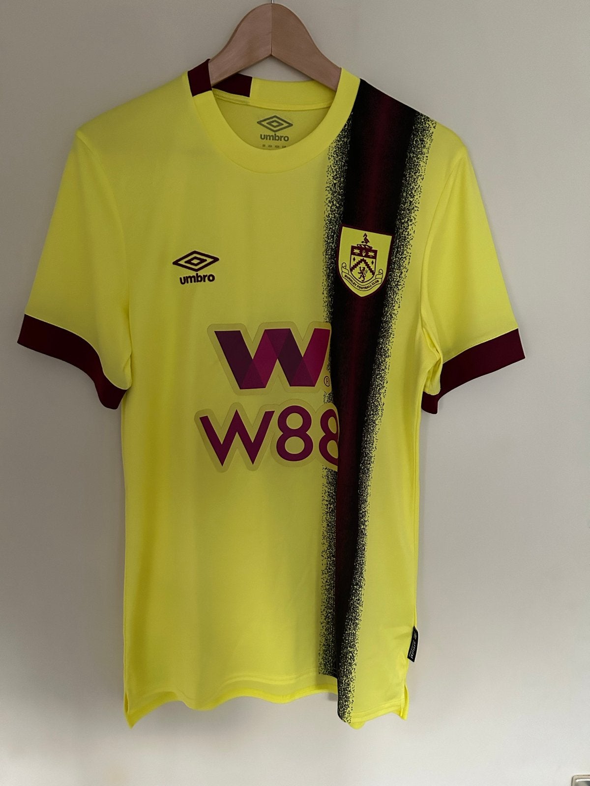 Officieel Burnley uit tenue 2023-2024 maat M, Geel, Nieuw, Voetbal, Verzenden