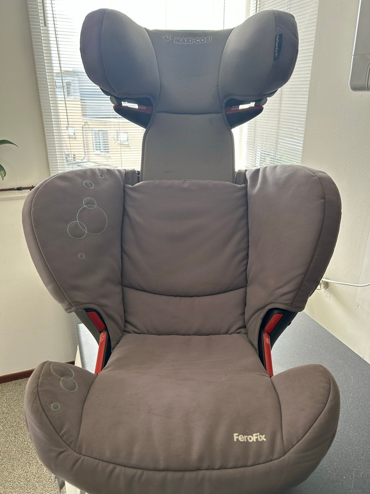 Maxi-Cosi FeroFix autostoel 15-36 kg (grijs en paars), Kinderen en Baby's, Autostoeltjes, Ophalen, Autogordel of Isofix, Gebruikt
