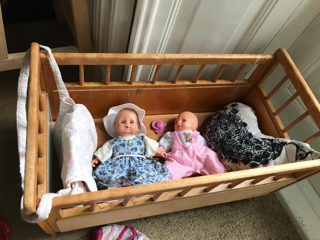 Houten wieg met 2 poppen en kleertjes, Ophalen, Zo goed als nieuw, Babypop