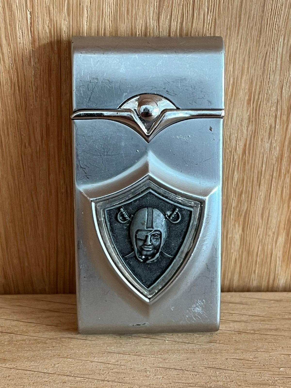 Vintage metalen benzineaansteker Las Vegas Raiders, Verzamelen, Gebruikt, ?, Aansteker, ?