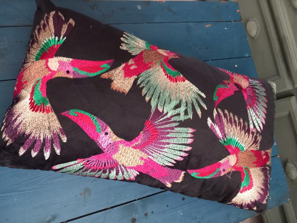 Colmore sier kussen met kleurrijke vogelborduursels, Huis en Inrichting, Woonaccessoires | Kussens, Ophalen of Verzenden, Gebruikt
