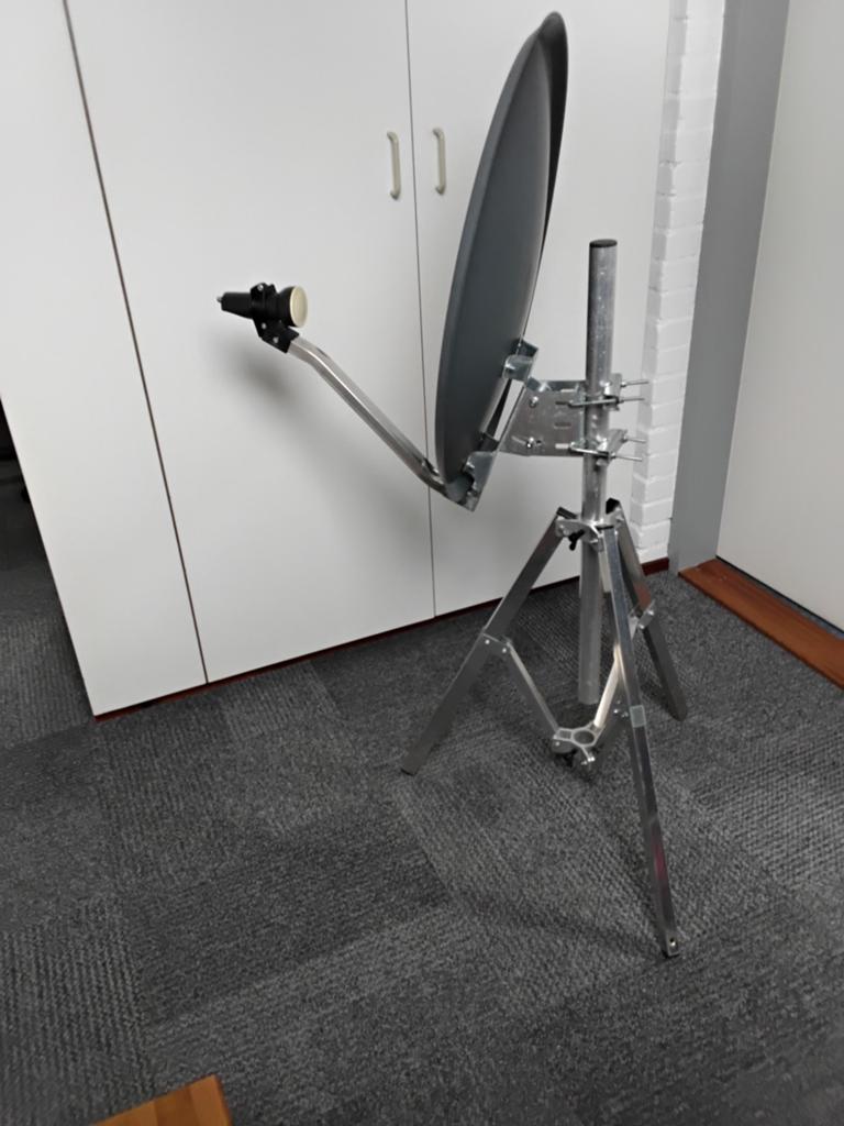 Satellietschotel met statief - Ideaal voor camping/camper, Ophalen of Verzenden, Gebruikt, (Schotel)antenne, Overige merken