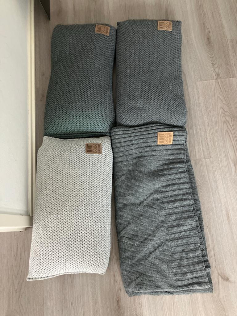 Knot Factory: 3 grijze kussens en bijpassend plaid, Ophalen of Verzenden, Gebruikt, Grijs, Vierkant