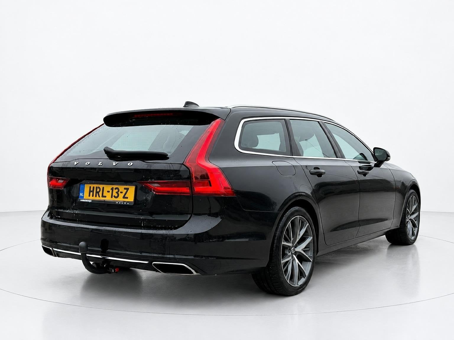 Volvo V90 2.0 T8 AWD Momentum, Euro 6, 4 cilinders, 1969 cc, Zwart