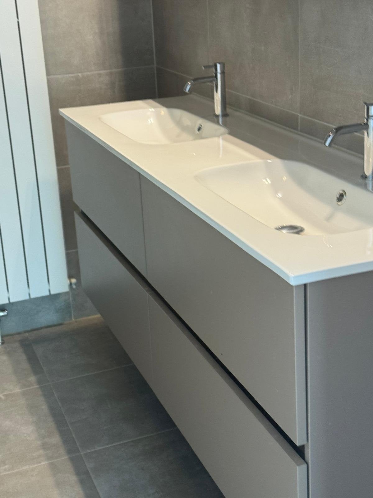 Complete badkamer: dubbele wasbak, douche, toilet, radiator, Ophalen, Zo goed als nieuw, Met douche