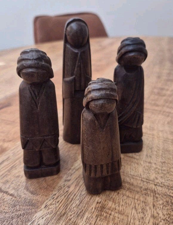 Houten handgesneden kerstgroep – 4 beeldjes, Ophalen of Verzenden, Zo goed als nieuw