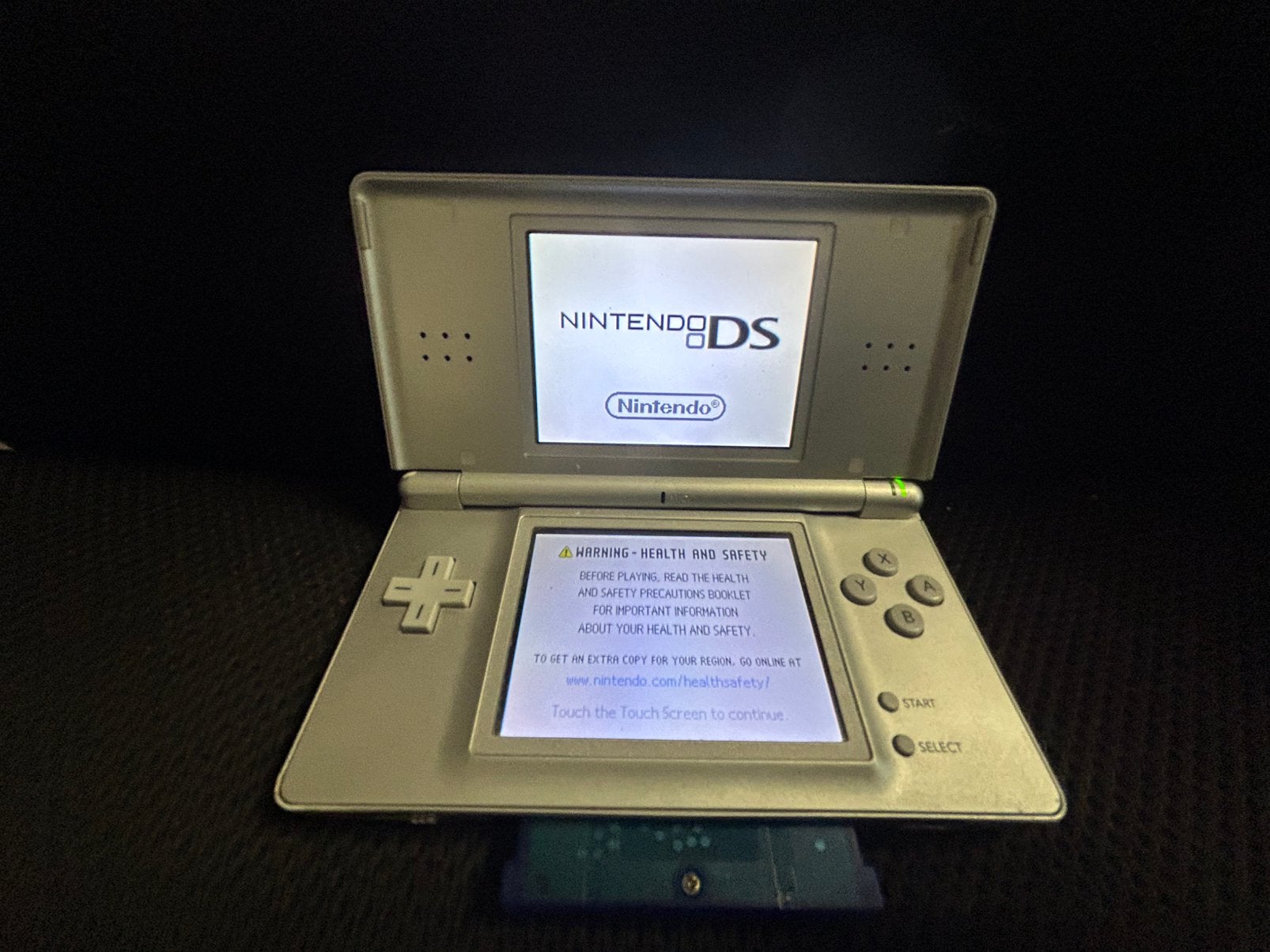 Nintendo DS LITE met stylus, R4 kaart en 369 in 1 game card, Ophalen of Verzenden, Zo goed als nieuw, DS Lite