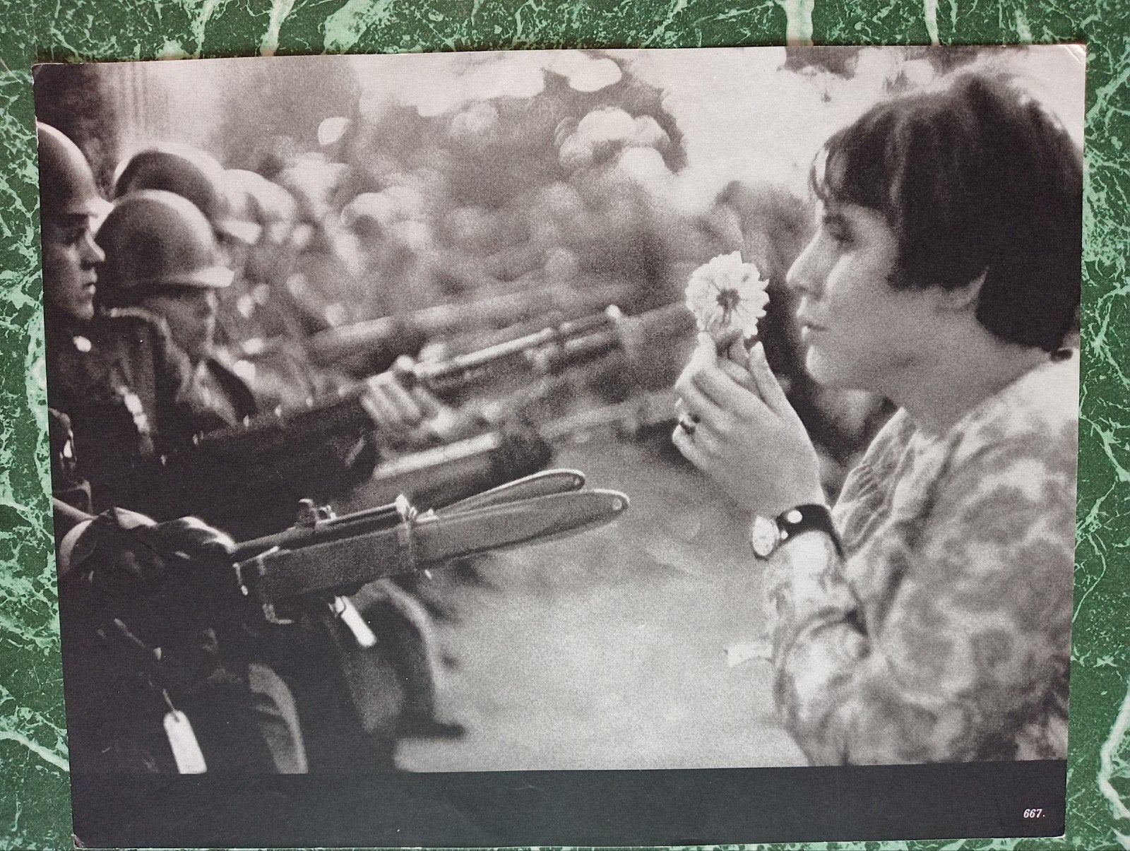 Marc Riboud

Femme à la fleur, 1967

Fotogravure ca 1970, Ophalen of Verzenden
