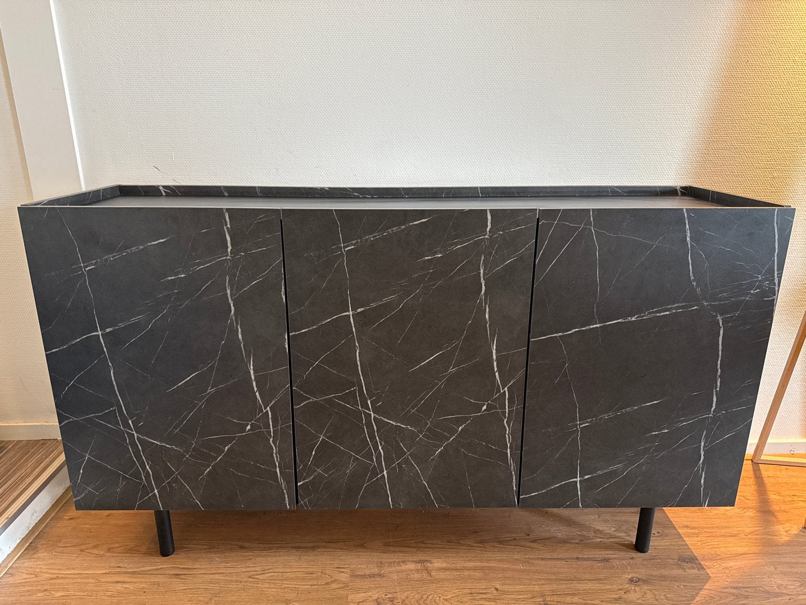 JYSK KRONDAL dressoir, 3 deuren, zwart/marmerlook, Ophalen, Overige materialen, 100 tot 150 cm, Zo goed als nieuw