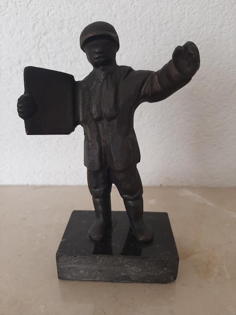 bronzen beeldje van Marlies Noordkamp de opzichter uit 1998, Ophalen of Verzenden, Gebruikt, Mens