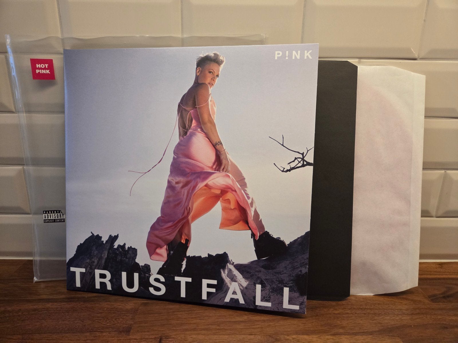 Vinyl - Pink Trustfall - Ltd Hot Pink, Ophalen, LP, Pop, Beschermende buitenhoes