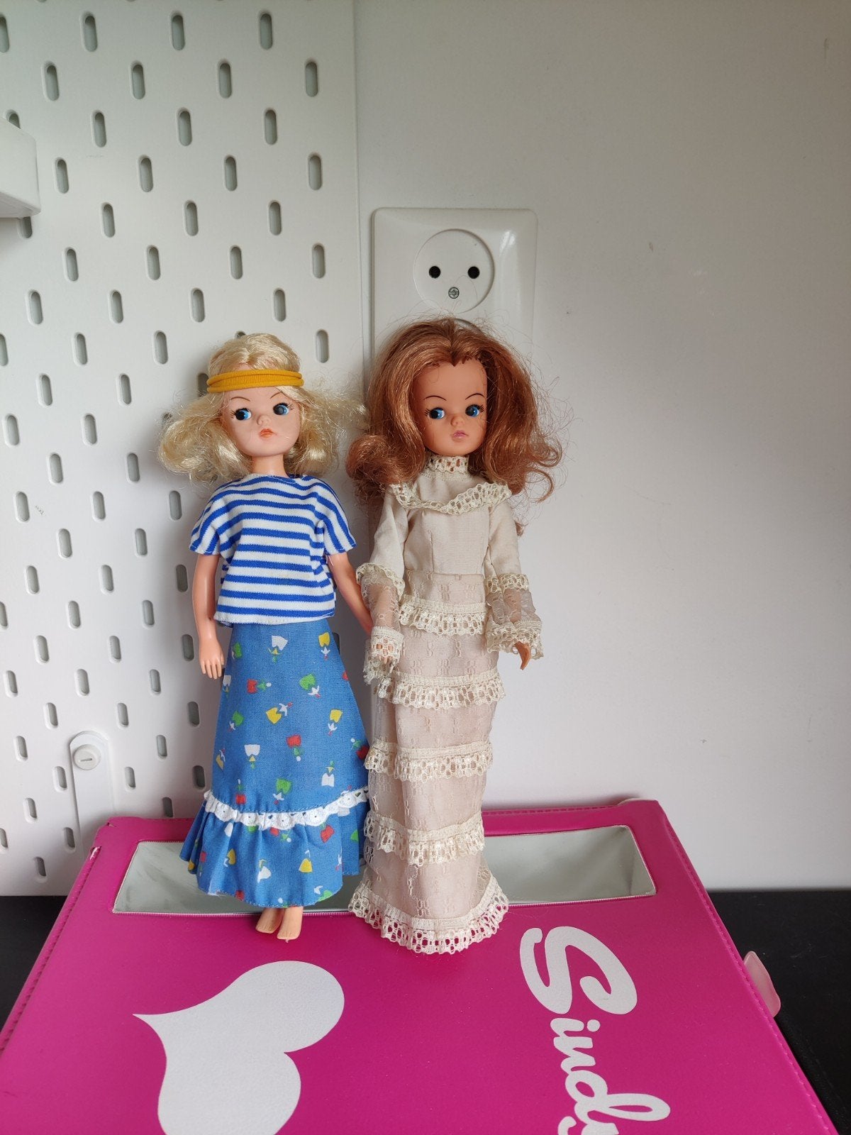 2 vintage Pedigree Sindy poppen uit de jaren '80 met koffer, Verzamelen, Poppen, Ophalen of Verzenden, Gebruikt, Fashion Doll