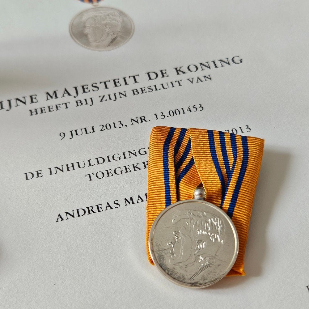 Inhuldigingsmedaille 2013 met oorkonde - zie TertioFluctus, Ophalen of Verzenden, Landmacht, Nederland, Lintje, Medaille of Wings