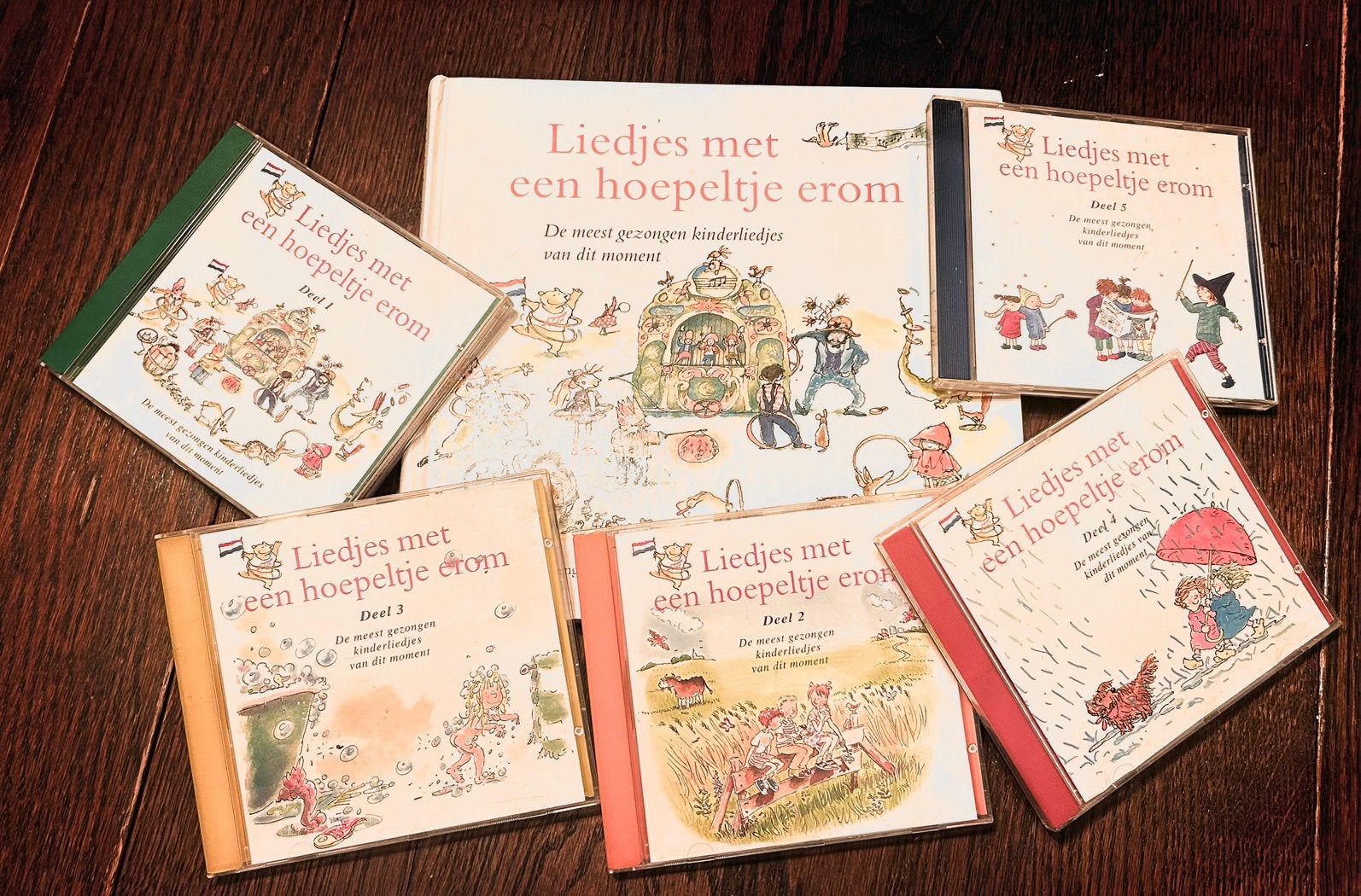 Boek Liedjes met een hoepeltje erom + 5 CD's, Ophalen of Verzenden, Zo goed als nieuw