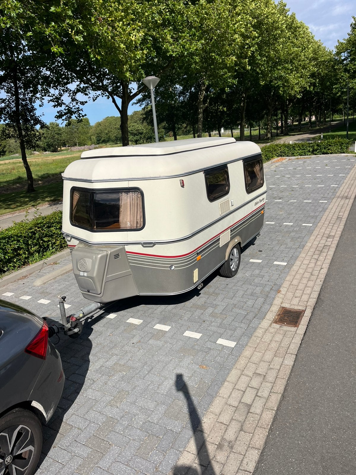 Compacte Eriba Touring caravan - Ideaal voor avonturiers, Rondzit, 750 - 1000 kg, Particulier, 4 tot 5 meter