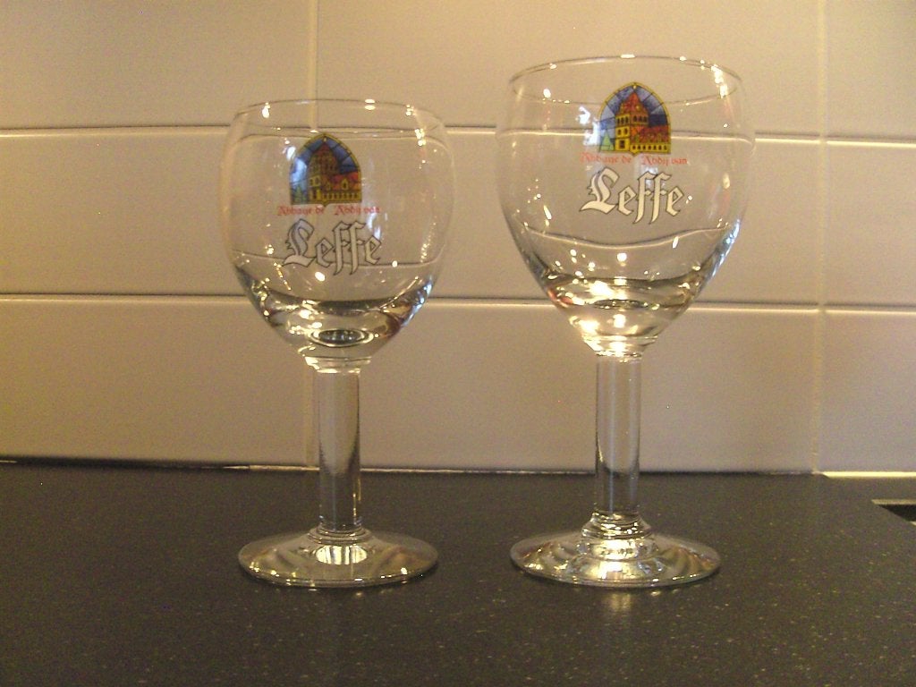 2 Bierglazen op voet Leffe, Verzamelen, Glas en Borrelglaasjes, Ophalen of Verzenden, Zo goed als nieuw, Bierglas