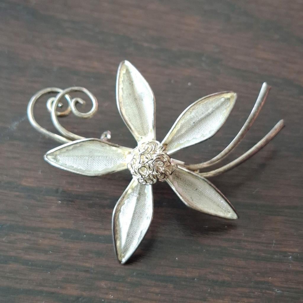 Elegante zilverkleurige broche met bloemmotief, Overige materialen, 4 tot 7 cm, Ophalen of Verzenden, Zo goed als nieuw