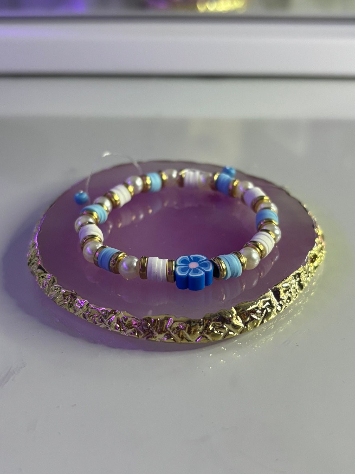 Blauw armbandje met bloem, Sieraden, Tassen en Uiterlijk, Armbanden, Kunststof of Plastic, Nieuw, Met bedels of kralen, Verzenden