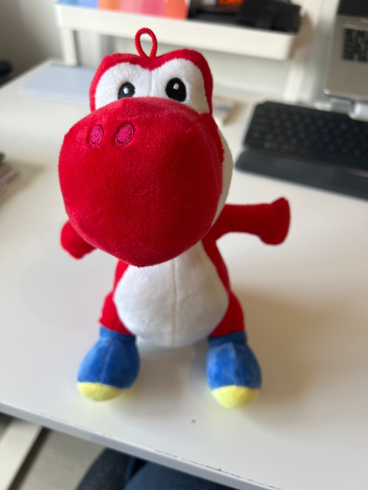 Rode Yoshi knuffel van Nintendo - nieuw, Dinosaurus, Nieuw, Ophalen of Verzenden, Nintendo