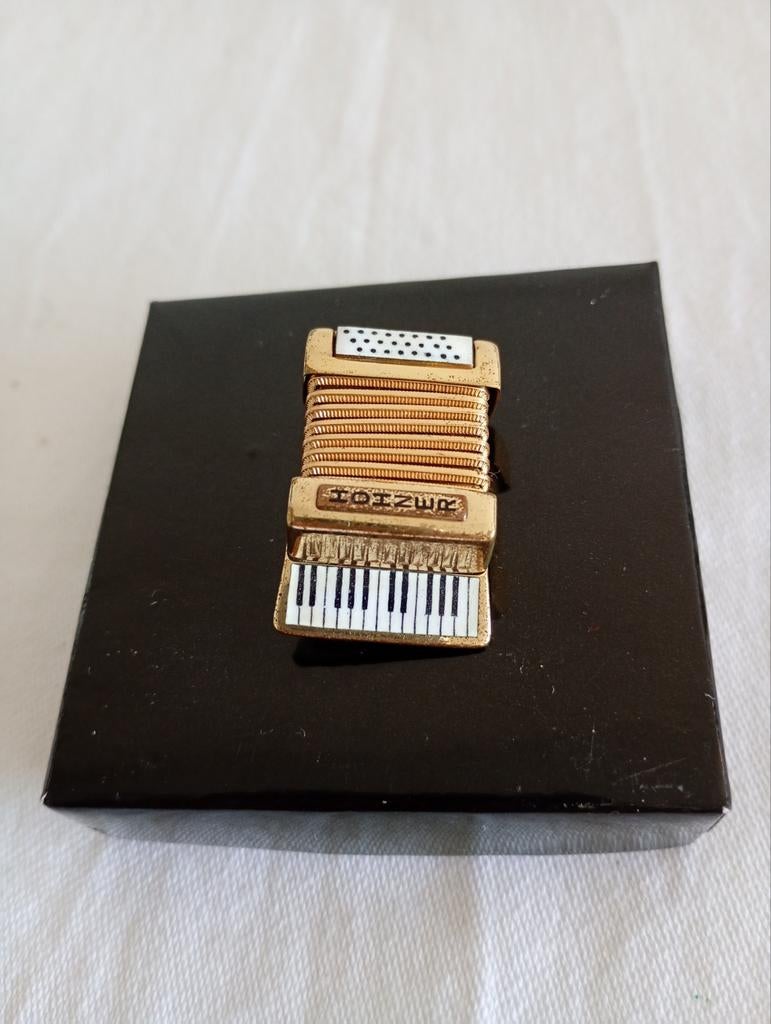 Broche Hohner accordeon, Sieraden, Tassen en Uiterlijk, Broches, Zo goed als nieuw, Overige materialen, Goud, Ophalen of Verzenden