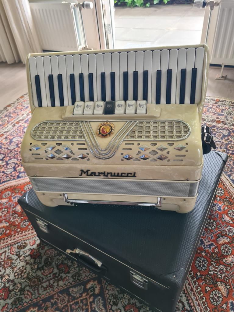 Mooie Marinucci Accordeon - 80 bas, 3-korig, roomkleurig, Muziek en Instrumenten, Accordeons, Ophalen, 80-bas, Met koffer, Toetsaccordeon
