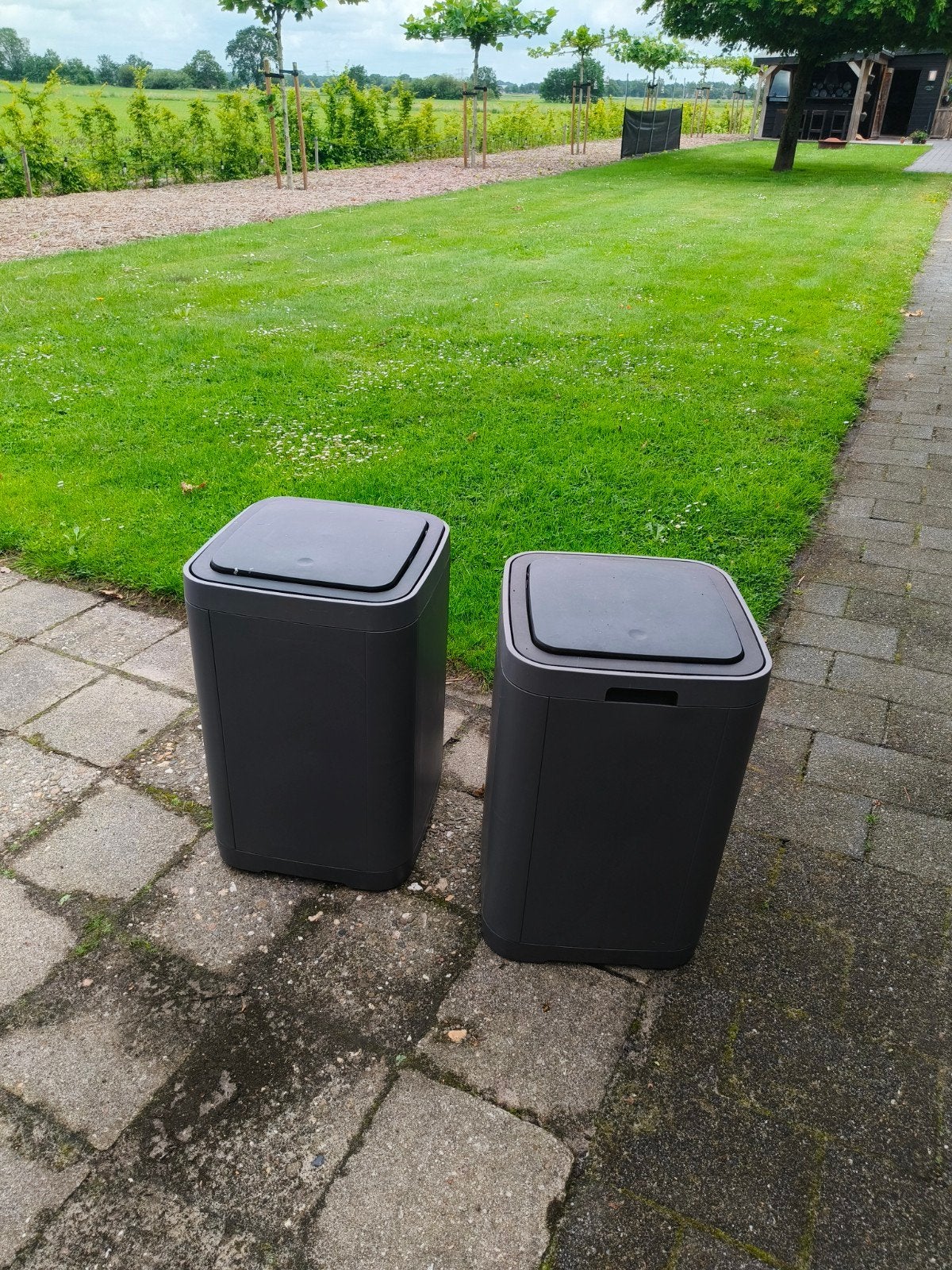 Twee grijze afvalbakken, Huis en Inrichting, Woonaccessoires | Prullenbakken, Kunststof, Met pedaal, 50 tot 75 cm, Ophalen of Verzenden
