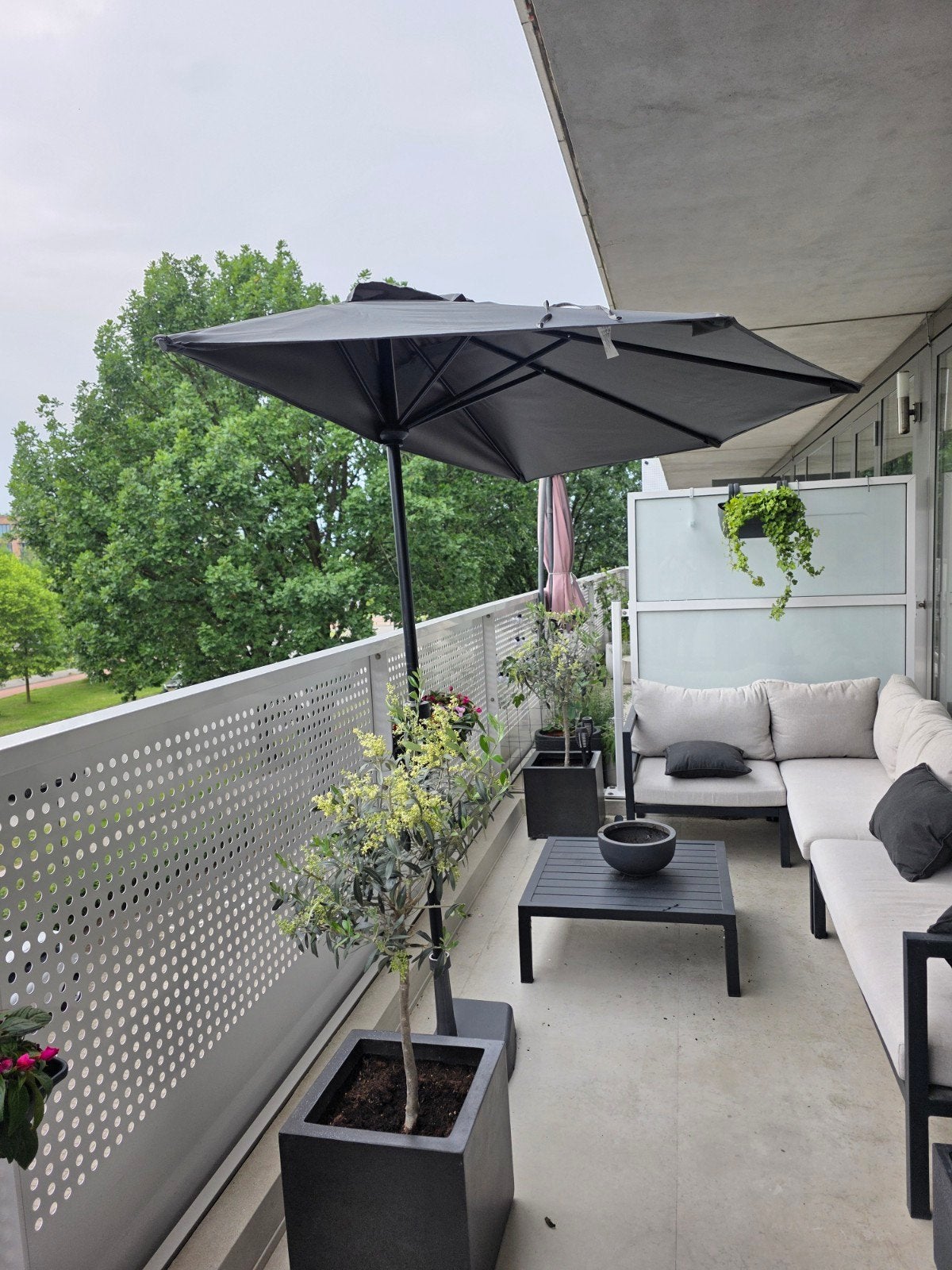 Balkon parasol met hoes (antraciet), Ophalen, Zo goed als nieuw, 2 tot 3 meter