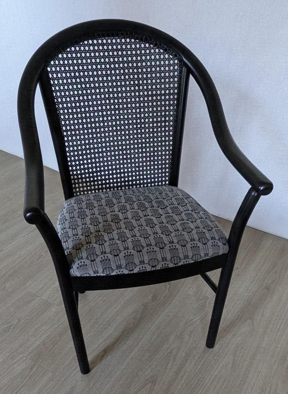 Zwarte vintage armstoel / Thonet-stijl met webbing (rotan), Huis en Inrichting, Ophalen, Hout, Zwart, Vintage